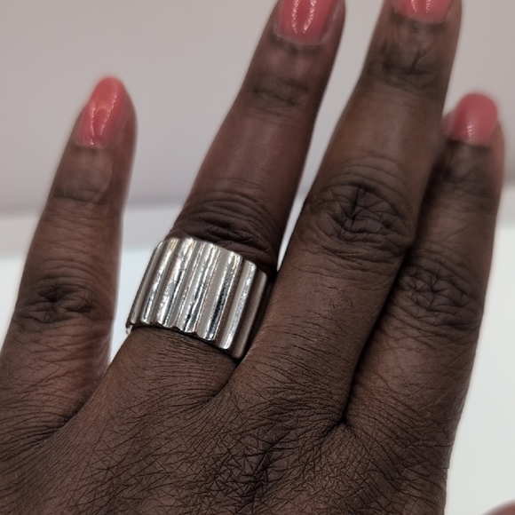Auth Rebecca Minkoff Silver Tone Ribbed Wide Band Ring - Chic & Classic Size 6.5 - Picture 3 of 5